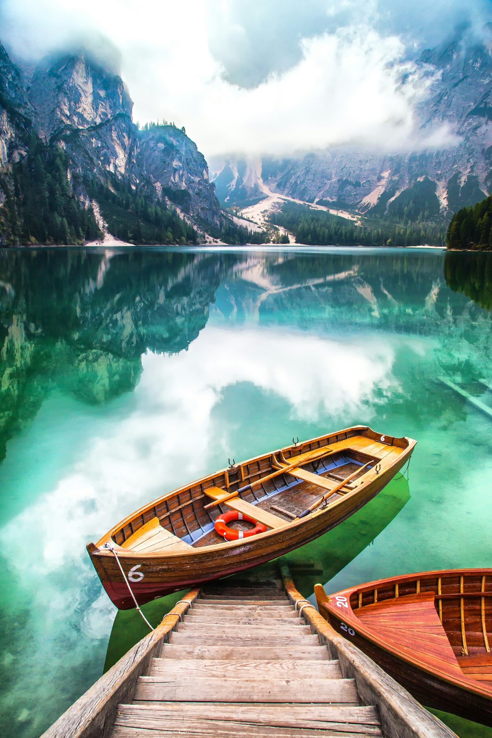 Barque sur un lac au bord des montagnes hypnothérapie humaniste